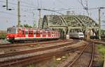 420 926-8 trifft am Abend des 16.8.2017 als S12 von Hennef(Sieg) nach Horrem vor dem Kölner Hauptbahnhof auf den IC2213 von Ostseebad Binz nach Stuttgart Hauptbahnhof.