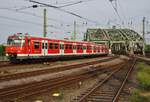 420 917-7 macht sich am 16.8.2017 als S12 von Horrem nach Hennef(Sieg) im Kölner Hauptbahnhof auf den Weg.