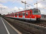 420 926-8 und 420 964-9 warten am 4.7.2017 als S12 von Köln-Ehrenfeld nach Hennef(Sieg) in Köln Messe/Deutz auf Abfahrt.