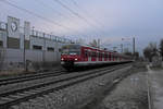 Fast schon wie ein natürlicher Colour-Key wirkt eine Aufnahme des 420 976-3 als S2 von Erding nach Altomünster am Morgen des 24.12.17 in Poing.