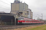 Am frühen Nachmittag des 28.01.2018 hat 420.439 mit einem Schwestertriebwagen soeben den Bahnhof Feldkichen bei München verlassen.