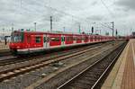 420 922-7 und 420 415-2 verlassen am 18.8.2017 als S1 nach Essen-Steele Ost den Dortmunder Hauptbahnhof.