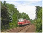 Gleich hinter der Brcke ber die Bahntrasse in Richtung Darmstadt folgt auf der Strecke von Frankfurt am Main-Louisa zum Bahnhof Stadion ein kleiner Fugngerbergang mitten im Wald.