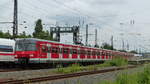 Eine S1 nach Essen-Steele Ost verlässt Bochum-Ehrenfeld.