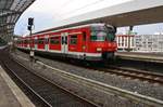 420 987-0 verlässt am 12.07.2019 als S12 von Horrem nach Hennef(Sieg) den Kölner Hauptbahnhof.