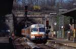 Natürlich darf auch der S-Bahn-Klassiker nicht fehlen : 420 747 verlässt als S14 von Wiesbaden über Frankfurt-Flughafen nach Frankfurt-Süd den Mainzer Tunnel (13.8.1994).