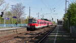 DB 420 441-8 fährt am 11.04.2022 als S68 Langenfeld(Rheinland) - Wuppertal-Vohwinkel am Haltepunkt Düsseldorf-Reisholz ein.