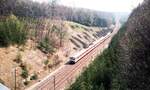 Gäubahn__Blick von der Panzerstraßen-Brücke auf S-Bahnzug nach Böblingen beim Kaufwald, zwischen Stuttgart-Rohr und Böblingen.__03-05-1986