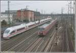 Paralleleinfahrt im Gleisvorfeld von Frankfurt am Main Hauptbahnhof am 08.04.2008 mit 406 052 und einem Vollzug der S2 mit 420 311 und 420 245, von der Camberger Brcke aus aufgenommen.