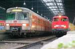Der letzte orange-weie 420 (420 376) wartet am 11.12.04 auf seine Abfahrt in Wiesbaden Hbf.