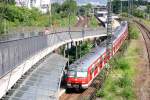 Über Brückenrampe zum Bahnsteig -    BR 420 im S-Bahnhof Stuttgart-Nordbahnhof.