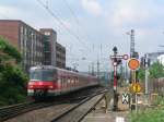 Noch stehen sie die Stummelformsignale am Opelwerk in Rsselsheim mit S-Bahn Richtung Frankfurt Flughafen  Mai 2005