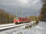 Diese Aufnahme vom 25.11.2005 in der Kurve von Frankfurt  am Main - Niederrad zum Bahnhof Stadion (zum Zeitpunkt der  Aufnahme hie dieser noch Sportfeld) zeigt gleich zwei  Besonderheiten auf einmal: