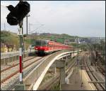 Flyover -     Auffahrtsrampe zum hochgelegene S-Bahnsteig des Bahnhofes Zuffenhausen in Richtung Weil der Stadt.