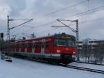 420 911 der S-Bahn Stuttgart fhrt am 09.02.13 aus dem Bahnhof Oberaichen in Richtung Flughafen/Messe aus.