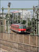 Kurz vor dem Innenstadttunnel -     Eine S-Bahn aus Richtung Ludwigsburg wird gleich in den S-Bahntunnel am Stuttgarter Hauptbahnhof abtauchen.