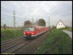 Die Linie S2 wird mit Ausnahme der Kurzpendelzge zum Fahrplanwechsel am 10.12.2006 auf die Baureihe 423 umgestellt, dann werden Aufnahmen wie diese Geschichte sein: Kurz vor Kriftel war am 25.11.2006 ein Vollzug mit 420 254 und 420 277 unterwegs nach Niedernhausen. Aufgrund der Bauarbeiten an der neuen S-Bahn-Station in Zeilsheim muten die Zge nach Niedernhausen als Falschfahrt mit Vmax 40 km/h das Gleis Richtung Frankfurt am Main benutzen.