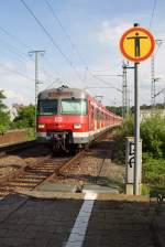 Deutlicher könnte es nicht sein: Das Betreten der Gleise ist verboten! 420 488-9 fährt hier am 12.06.2014 als Linie S3 nach Backnang in den Bahnhof Rohr ein.