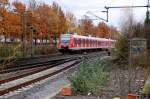 Zwei Triebwagen der Baureihe 422 verlassen gerade Korschenbroich in Richtung Mnchengladbach.