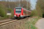 Als Schlusstriebwagen nach Hagen ist der 422 567-8 als S8 hier zu sehen, kurz bevor er in dem kleinen Waldstck vor Kleinenbroich verschwindet.