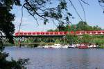 S-Bahn der Linie S6 mit zwei Triebwagen der Baureihe 422 auf der Ruhrbrücke in Essen-Kettwig