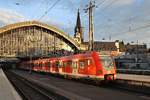 423 763-2 steht am Abend des 3.7.2017 zusammen mit 423 270-9 als Leerzug im Kölner Hauptbahnhof.