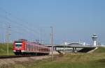 423 153 mit einer S-Bahn zum Ostbahnhof am Mnchener Flughafen (11.04.2007)