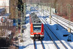 423 160 arbeitet sich durch den Mastenwald bei Gröbenzell.