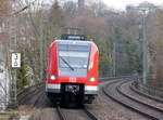 423 022-3 DB kommt aus Düsseldorf nach Aachen-Hbf und kommt aus Richtung Rheydt,Wickrath,Beckrath,Herrath,Erkelenz,Baal,Hückelhoven-Baal,Brachelen,,Lindern,Süggerath,Geilenkirchen,Frelenberg,Zweibrüggen,Übach-Palenberg,Rimburg,Finkenrath,Hofstadt,Herzogenrath, Kohlscheid,Richterich,Laurensberg,Aachen-West und fährt durch Aachen-Schanz in Richtung Aachen-Hbf.
Aufgenommen vom Bahnsteig von Aachen-Schanz.
Bei Wolken am Morgen vom 6.3.2018. 