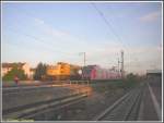 Eine Leerfahrt mit 423 374 fuhr auf dem Bahndamm von Frankfurt am Main-Sd kommend am 21.04.2007 am Bahnhof Niederrad vorbei, wo ein Gleiskran der Firma Spitzke gerade bei der Arbeit war.