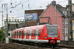 DB Regio 423 195 erreicht als S 13 den Kölner Hauptbahnhof.
Aufnahmedatum: 5. Juni 2009
Die Gaffel-Brauerei im Hintergrund wurde mittlerweile abgerissen, dort entsteht ein Hotel.