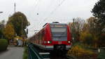 Eine S4 nach Kronberg verlässt den Halt Niederhöchstadt. Aufgenommen am 10.11.2018 11:47