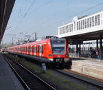 423 101-5 steht mit einem Schwestertriebwagen als S 7 nach Aying im Münchner Ostbahnhof, 17.04.2019.