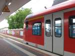 Ein Zug der Baureihe 423 fhrt am 22.06.2007 aus dem Bahnhof  Kln-Ehrenfeld  aus.