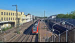 Smartphone-Aufnahme von 423 502-4 und 423 ??? der S-Bahn Stuttgart als S5 von Bietigheim-Bissingen nach Stuttgart Schwabstraße, die den Bahnhof Ludwigsburg auf Gleis 3 verlassen.