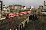 Am 04.03.2020 verlassen 423 308-3 und ein weiterer 423 als S 11 nach Bergisch-Gladbach den S-Bahnhof Düsseldorf-Wehrhahn in Richtung Hauptbahnhof, im Hintergrund überquert ein 1440-Doppel