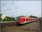 Eine S-Bahn mit 423 294 an der Spitze fhrt am 07.06.2007 in den S-Bahn-Haltepunkt Dsseldorf-Bilk ein.