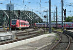 423 548-7 und IC zwischen Hohenzollernbrücke und Hbf Köln - 12.07.2022