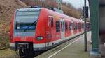 423-870 steht als S3 (S 28337) nach Stuttgart-Vaihingen im Bahnhof Backnang auf Gleis 5 zur Abfahrt bereit.