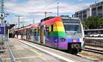 Die relativ frisch neufoliere Br 423 286 (Azubi-Folierung)(Pride Farbgebung mit Aufschrift: “#MitEuchUnterwegs”) in München Ost beim Tag der Berufswelt der S-Bahn München am