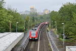 423 760 fährt als S11 in Köln Volkhovener Weg ein. Im Hintergrund sind die charakteristischen Hochhäuser von Chorweiler zu sehen.

Köln 12.08.2023