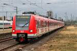 423 057, die  neue  Karnevals S-Bahn, mit 423 263 als S11 Bergisch Gladbach -> Düsseldorf Flughafen Terminal in Köln-Mülheim am 06.02.2024. 