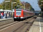  Langzug (3 Einheiten), vorn 423 870-5, fhrt am 06.10.2007 auf der S 3 Backnang - Stuttgart - Flughafen in Nellmersbach ein.