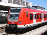 423 855, eingesetzt in der Linie 2 der S-Bahn Mnchen, am 17.07.2004 in Mnchen Ostbahnhof.