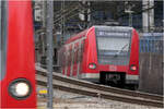 Am Münchener Ostbahnhof - 

... senkt sich 423 314-4 als S1 zum Flughafen/Airport hinab zur Tunneleinfahrt des Stammstreckentunnels während ein weiterer S-Bahnzug diesen verlassen hat.

18.02.2026 (M)