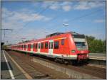 Eine S-Bahn mit 423 540 fhrt aus dem Bahnhof Kln Messe/deutz.