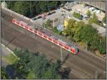 Blick von der ffentlichen Panoramaplattform auf dem Dach des Hochhauses KlnTriangle auf eine S-Bahn der BR 423 zwischen der Hohenzollernbrcke und dem Bahnhof Kln Messe/Deutz.