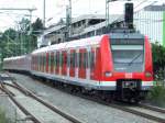 Ein ET 423 Langzug verlsst Bblingen in Richtung Stuttgart am 13.06.2008. Besonders interessant ist die Schlngelbewegung durch die Schienenfhrung...