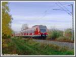 An der Strecke der Linie S4 nach Kronberg gibt es noch den meines Wissens einzigen unbeschrankten Bahnbergang der S-Bahn Rhein-Main, zwischen Kronberg und Niederhchstadt gelegen. Dieser Vollzug mit 423 418 und 423 443 hatte am 02.11.2008 den B 8 in Fahrtrichtung Frankfurt am Main-Sd gerade hinter sich gelassen, im Hintergrund erkennt man das Blinklicht.