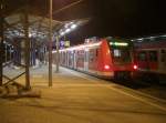 Wartet in Plochingen auf ihre Fahrt nach Herrenberg (22:38 Uhr S7175) S1 mit 423 306-0 in Plochingen am 19.11.2008 